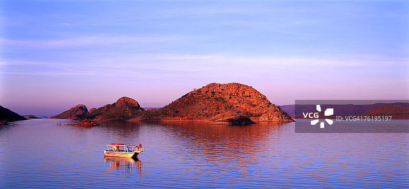 澳大利亚西澳大利亚金伯利东金伯利阿盖尔湖上的船图片素材