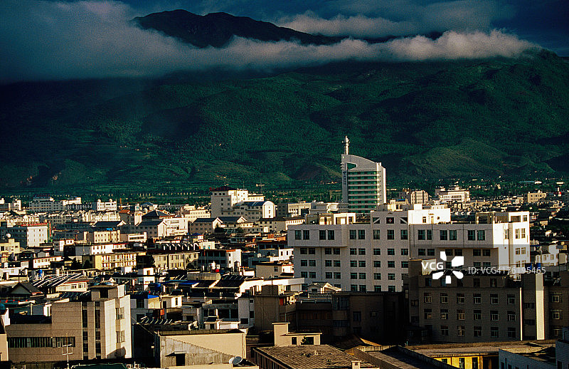 中国云南丽江狮子山的城市景观图片素材
