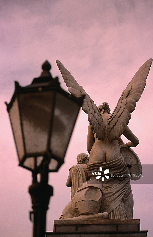 柏林施洛斯布吕克桥上的天使雕像，德国，欧洲图片素材