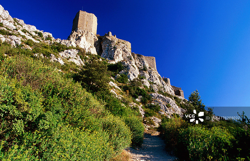 法国朗格多克-鲁西永地区奎里布斯岩石山坡上的卡特里城堡图片素材