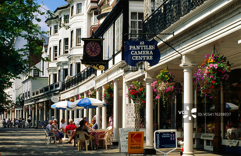 英国肯特郡皇家唐桥井户外咖啡馆的人们图片素材