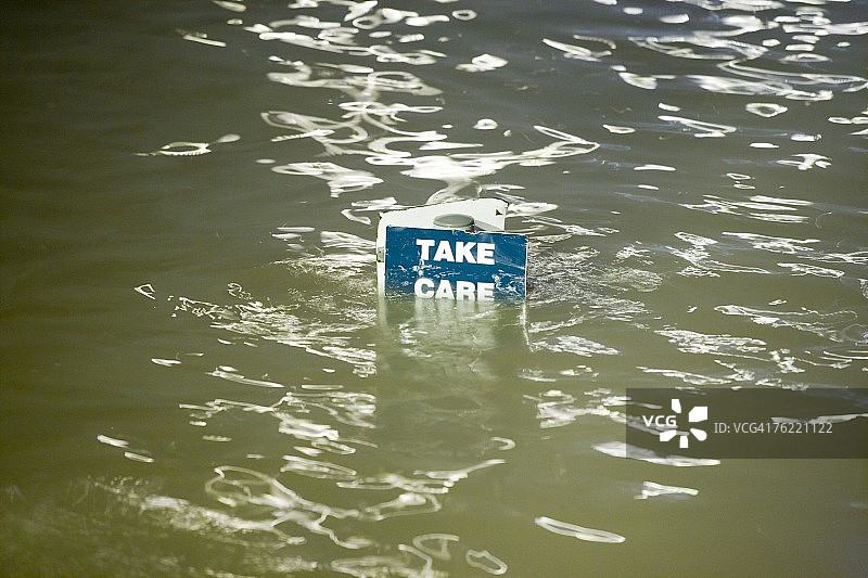 水下“注意”标志，英国萨默塞特图片素材