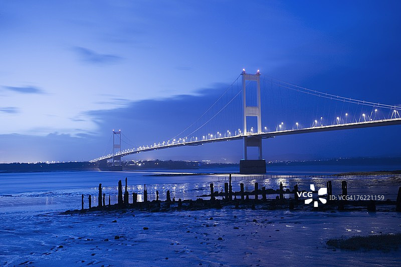 英格兰布里斯托尔附近的塞文桥夜景图片素材