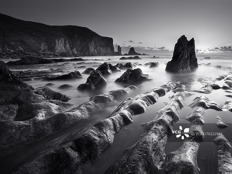 英格兰南德文郡班瑟姆海滩的奇异海岸岩层图片素材