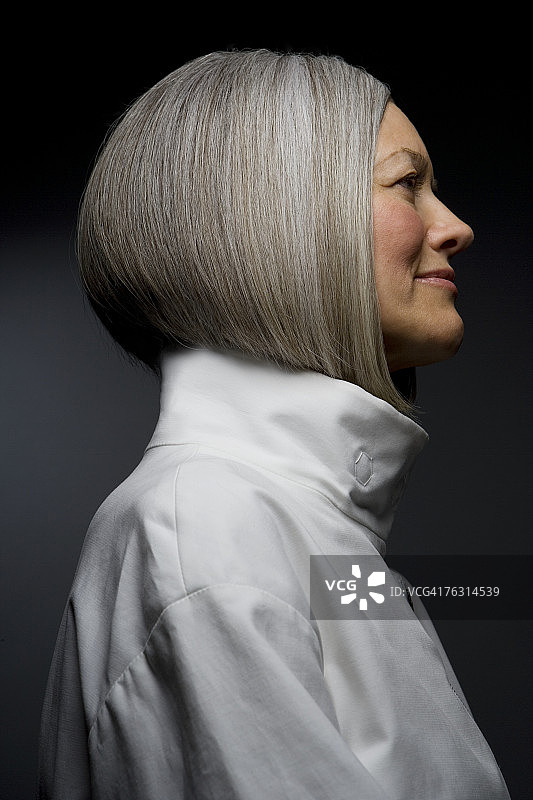 微笑的中年妇女，侧视特写图片素材