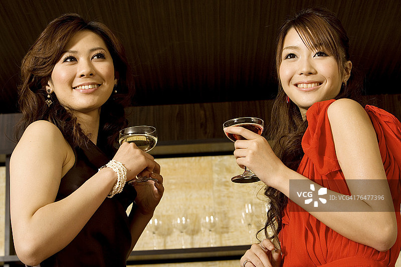 两名女子在酒吧旁放松，特写图片素材