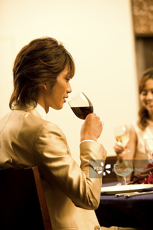 与他人一起举着酒杯的年轻男人图片素材