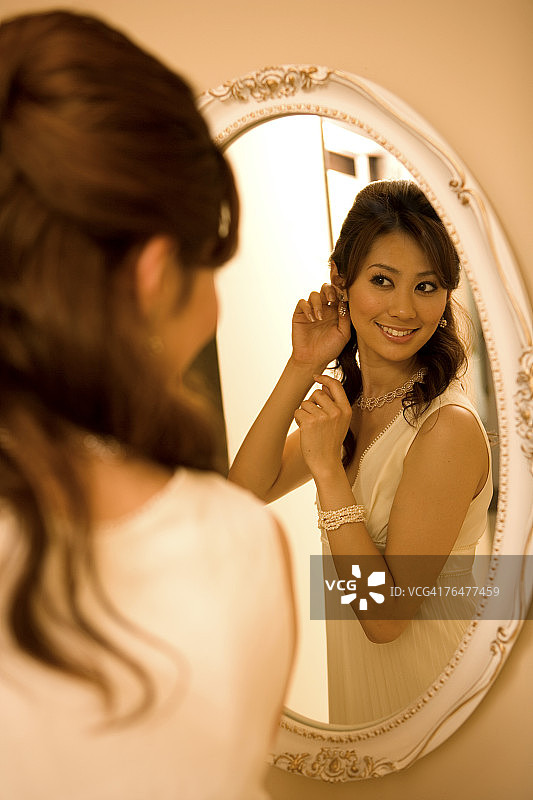 年轻女人照镜子图片素材