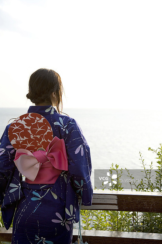 海滩上的和服女人背影图片素材