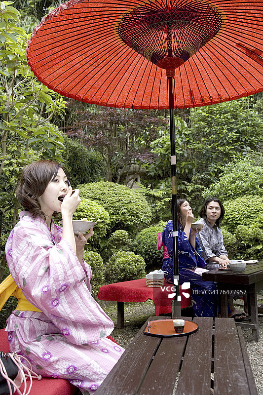 一小群人在花园里用餐图片素材