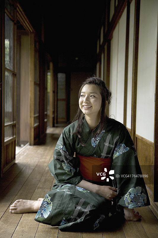 穿着和服坐在走廊向外看的女人图片素材