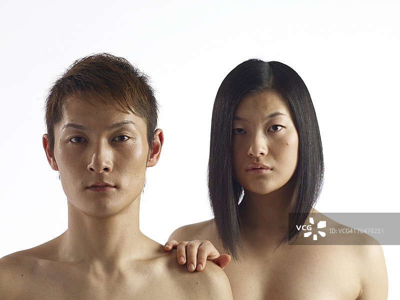 手搭在男子肩上的女子（正面视角）图片素材