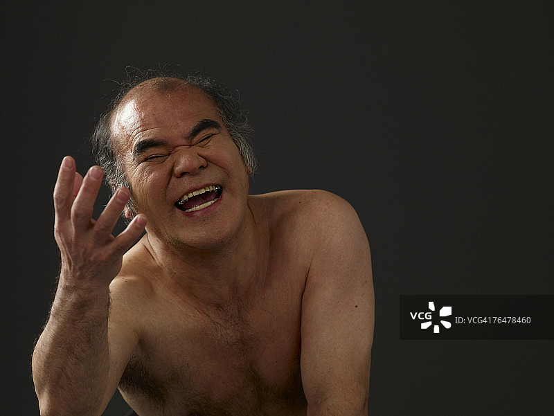 没穿衬衫的男人笑着伸出手图片素材