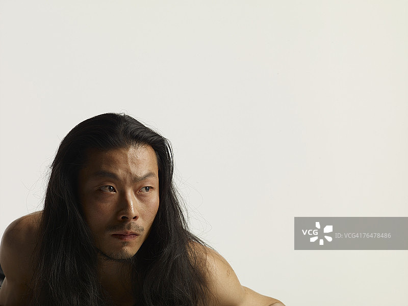赤膊长发男子躺卧图片素材