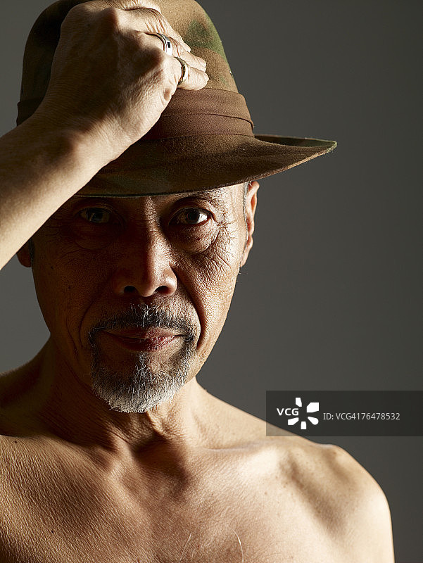 戴棕色帽子的中年男人特写图片素材