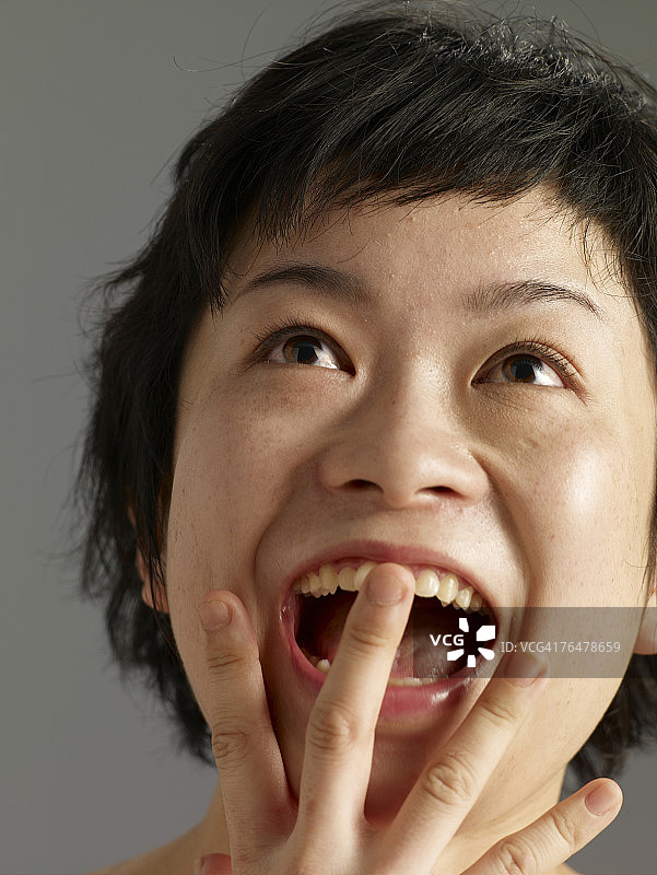 手捂嘴的女子特写图片素材