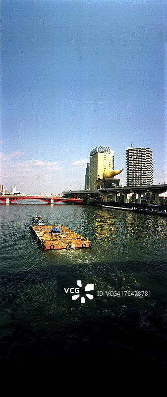 背景是公路和建筑物的河流景观图片素材