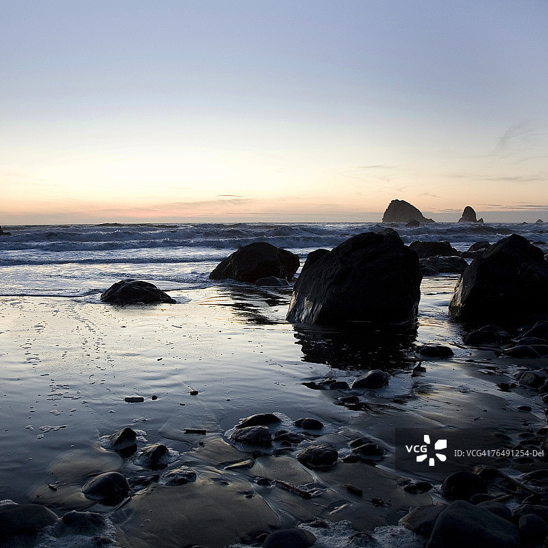 红杉国家公园海岸岩石景观，岩石侧面显现出一张脸的轮廓图片素材
