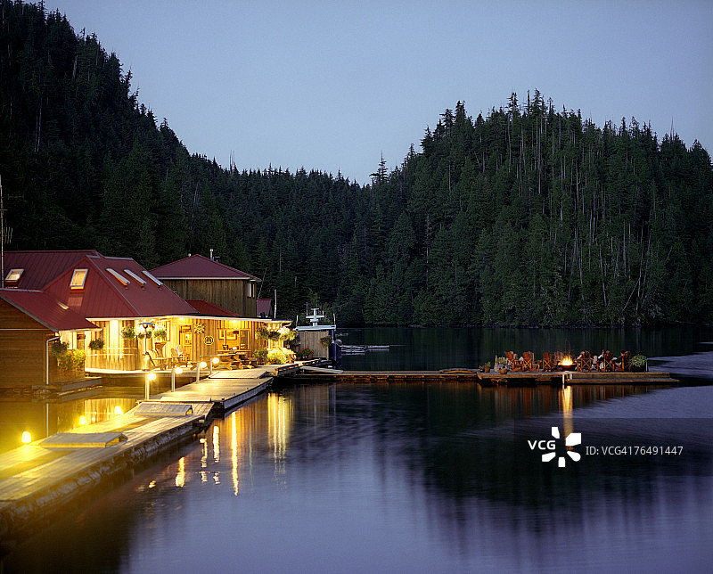不列颠哥伦比亚省尼莫湾旅馆的客人在主码头欣赏晚上11点的日落图片素材
