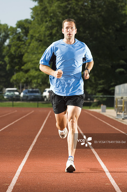 男子在科林斯堡的跑道上跑步图片素材