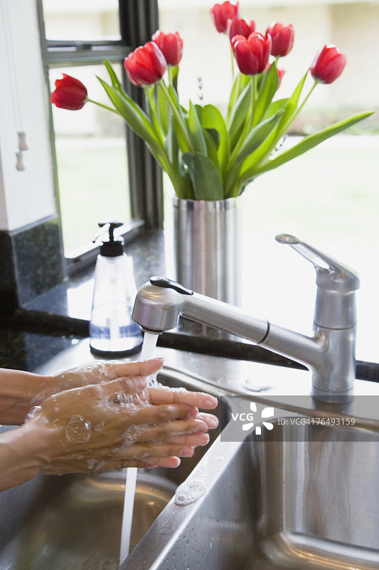 在厨房水槽洗手图片素材