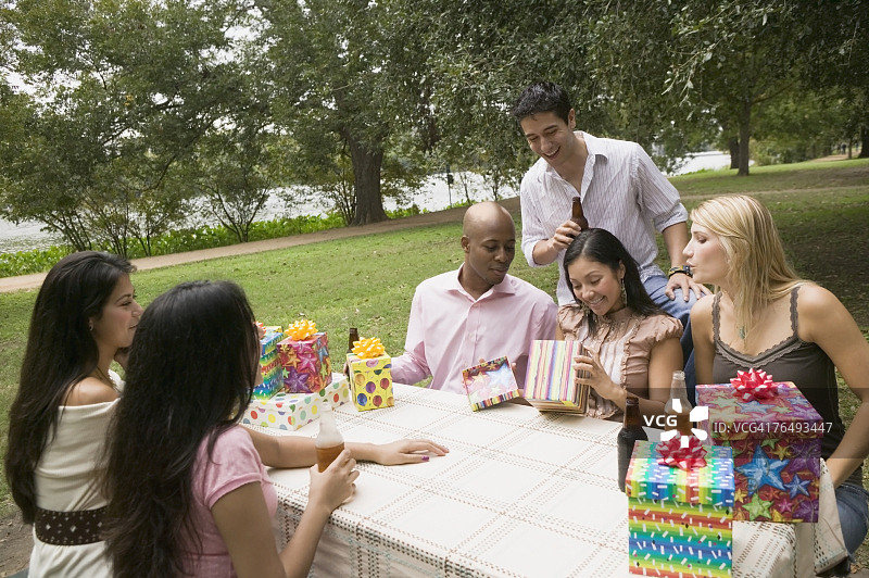 女子打开生日礼物图片素材