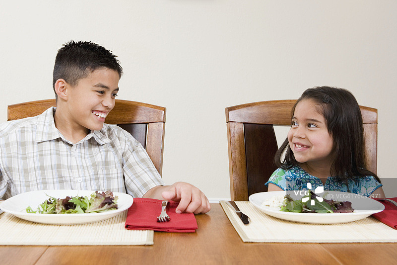 兄妹并肩而立图片素材