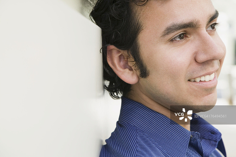 男人靠在墙上图片素材