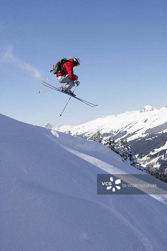 奥地利萨尔巴赫男子滑雪跳跃图片素材