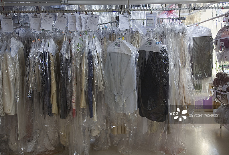 在干洗店挂着的衣服图片素材