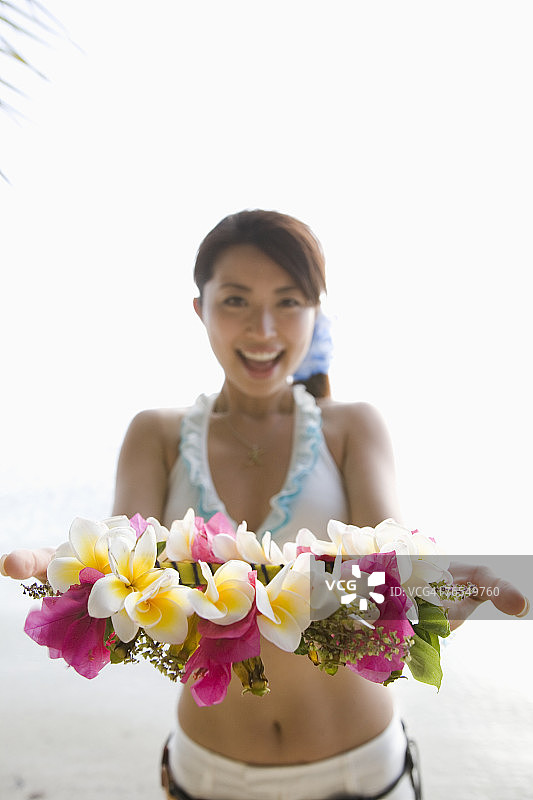 户外手持花束的年轻女性肖像图片素材