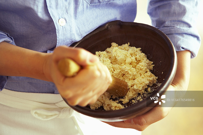 男人在碗里搅拌煮鸡蛋，中部视角图片素材