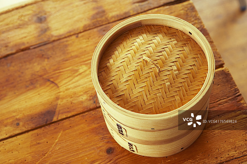 木桌上的竹蒸笼图片素材