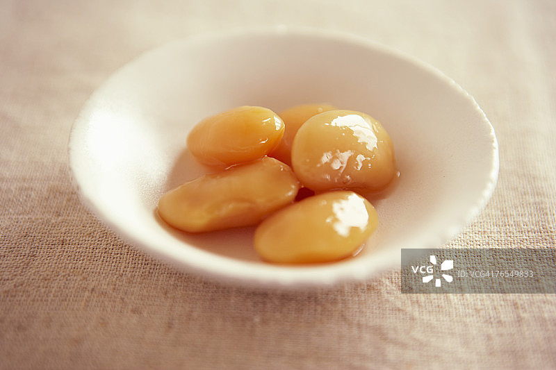 一小碟豆子的特写图片素材