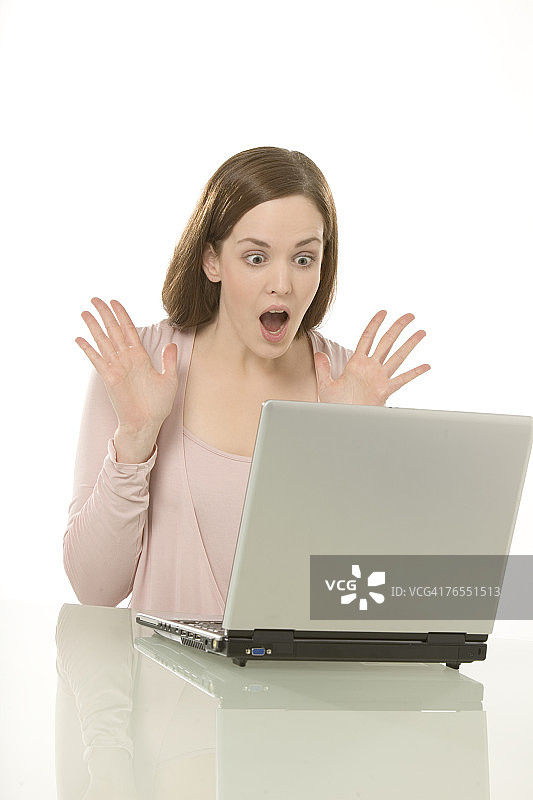 年轻女人使用笔记本电脑的肖像图片素材