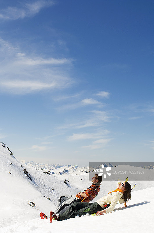 山间情侣图片素材