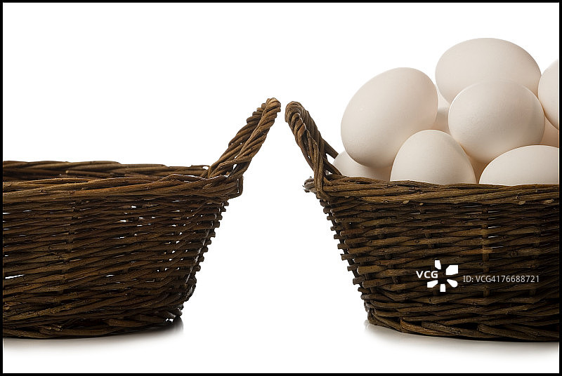 一个空篮子和一个装满鸡蛋的篮子图片素材