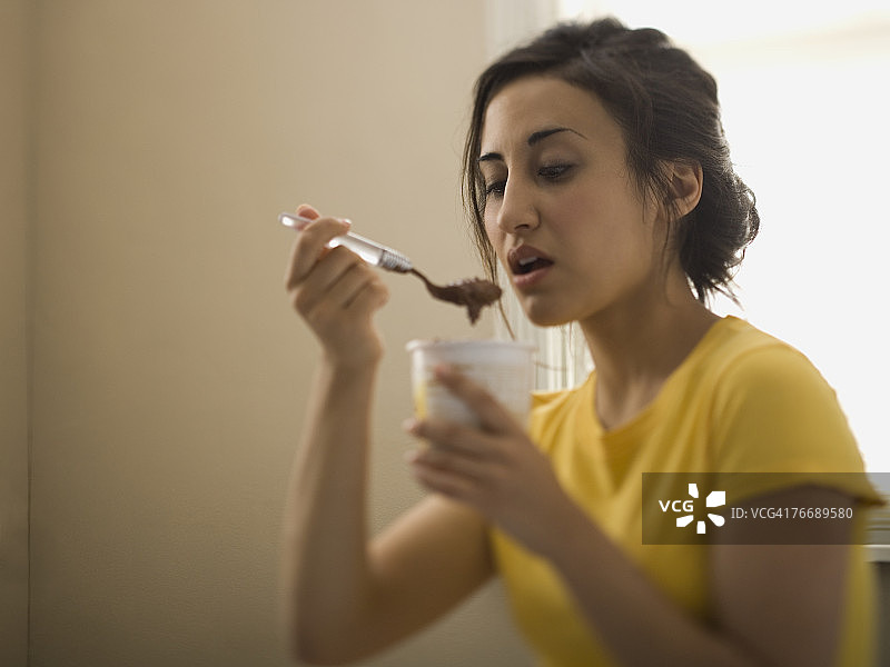 女人在吃冰淇淋图片素材