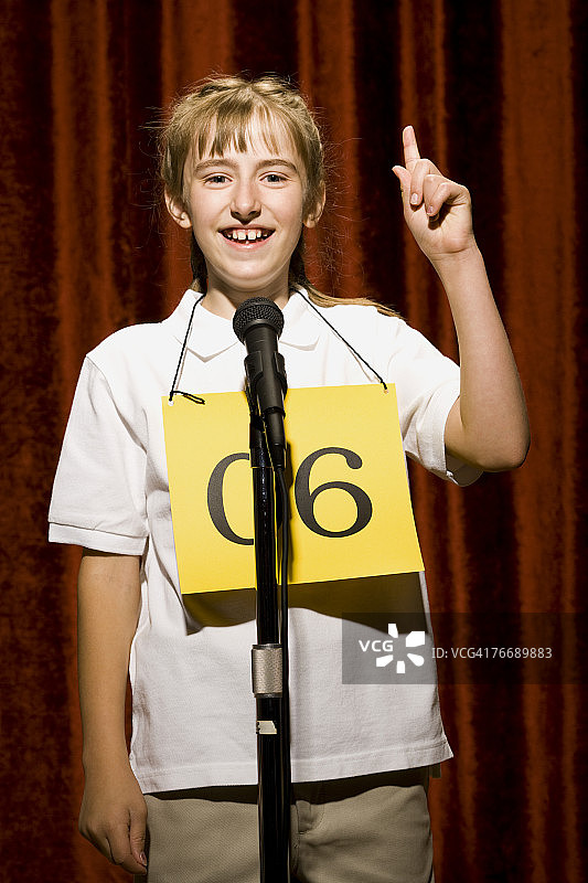 微笑并向上指的女孩图片素材