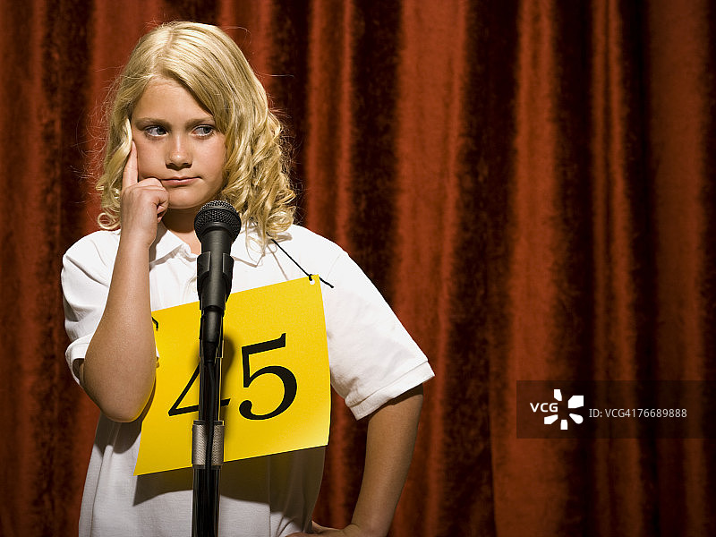 思考中的女孩图片素材