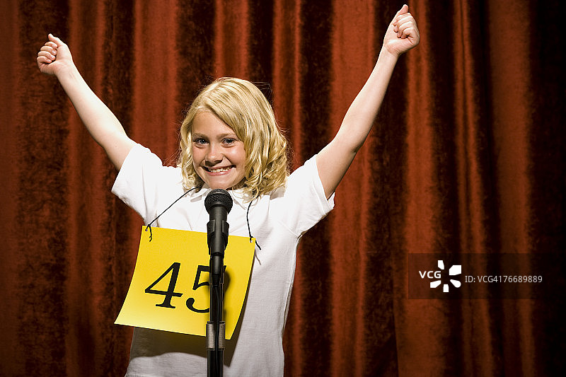 站在麦克风前欢呼的女孩选手图片素材