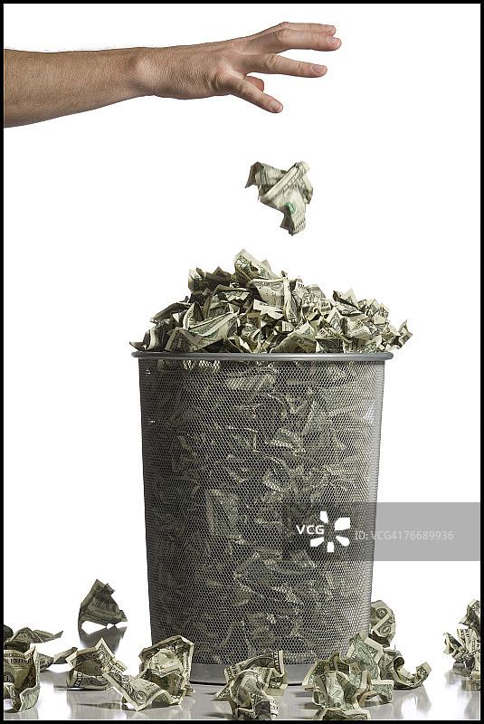 把废纸团扔进垃圾桶的男人图片素材