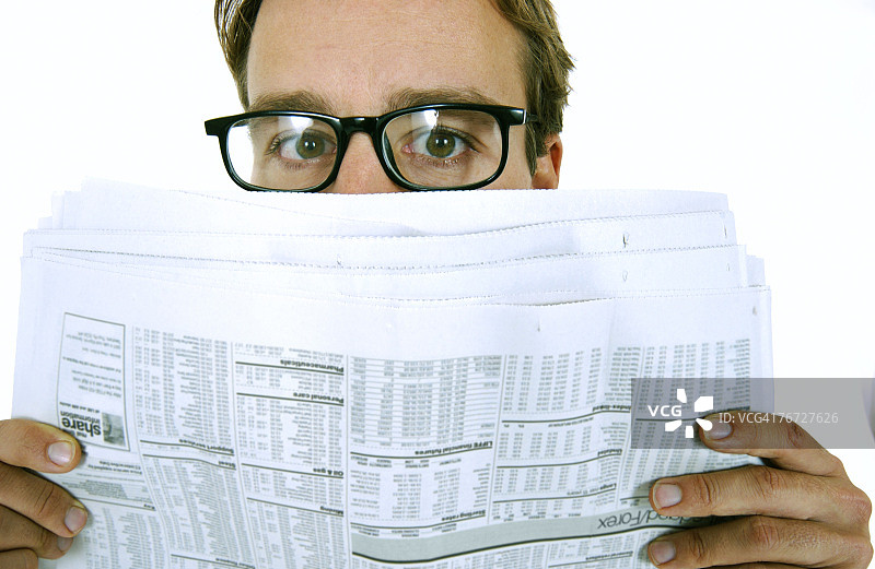 人阅读报纸图片素材