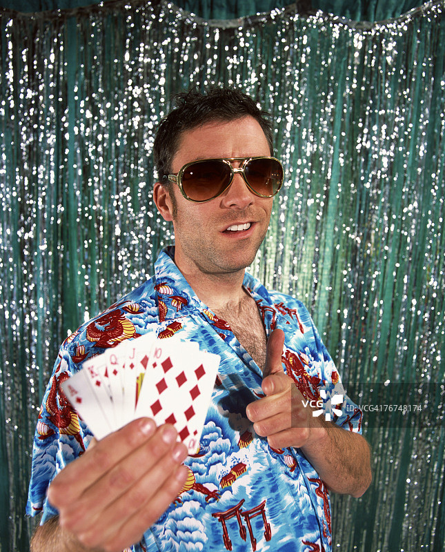 拿着同花大顺的男人图片素材