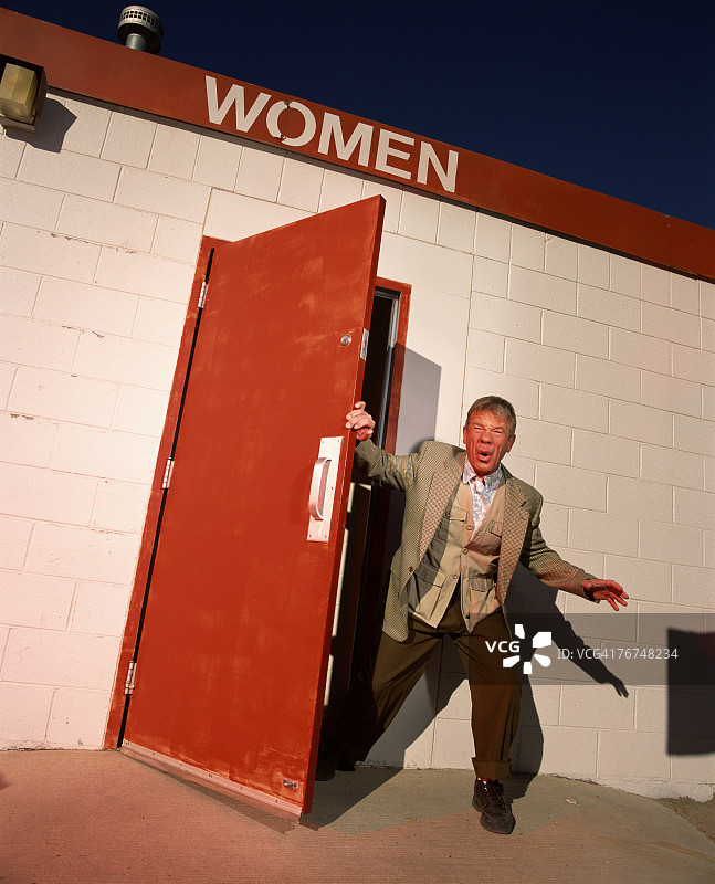 男人走出女洗手间图片素材