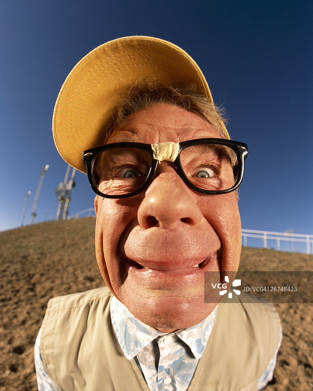 戴着胶布眼镜的男人图片素材