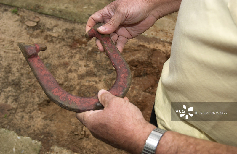 男人拿着马蹄铁图片素材