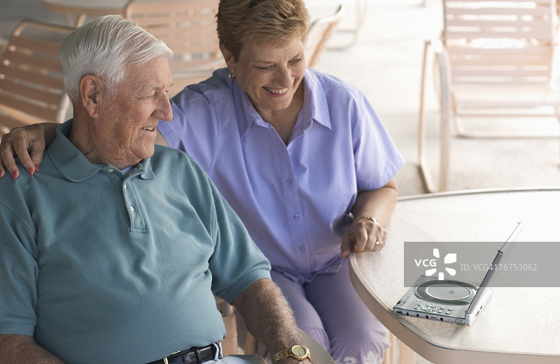 一对夫妇在室外看DVD图片素材