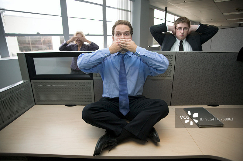 办公室隔间里视而不见、听而不闻、言而不语的商人图片素材