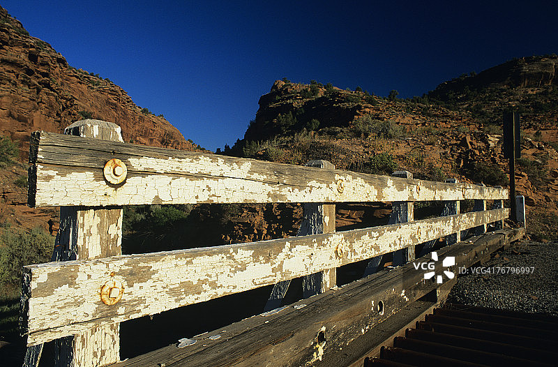 美国犹他州东部，崎岖山脉前的白色油漆剥落的乡村围栏图片素材